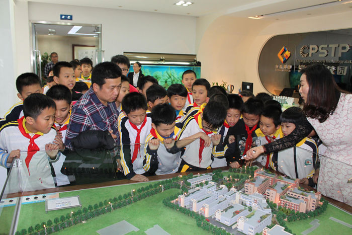 常平鎮(zhèn)青少年科技活動(dòng)周，板石小學(xué)師生到常平科技園參觀