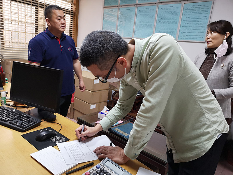 東科集團(tuán)向金美股份經(jīng)濟(jì)合作社捐贈(zèng)物質(zhì):在不同戰(zhàn)線,我們一起加油! 東科集團(tuán)向金美股份經(jīng)濟(jì)合作社捐贈(zèng)物質(zhì):在不同戰(zhàn)線,我們一起加油!