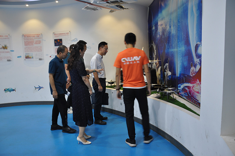 東莞市謝崗鎮(zhèn)委委員劉俊全一行蒞臨金美科技園參觀交流